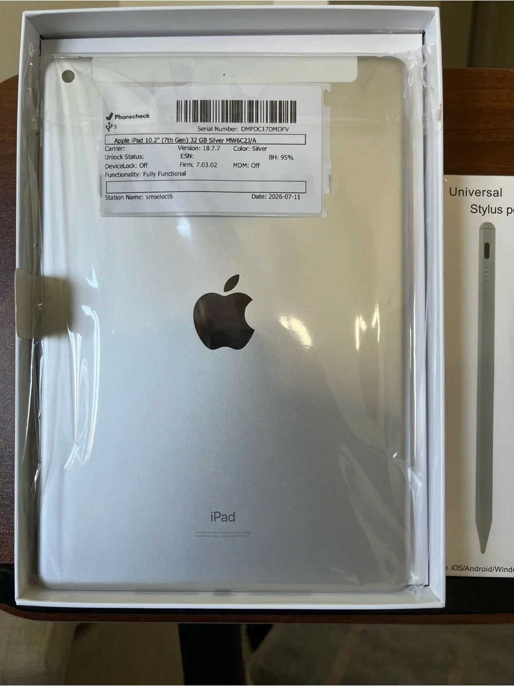 Apple iPad Silver Tablet with Rear Camera with Universal Stylus Pen